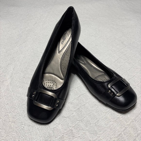 EUC Trotter's Black Sizzle Leather Ballerina Flat w/ Metal Buckle Women Sz 10W - Picture 2 of 12